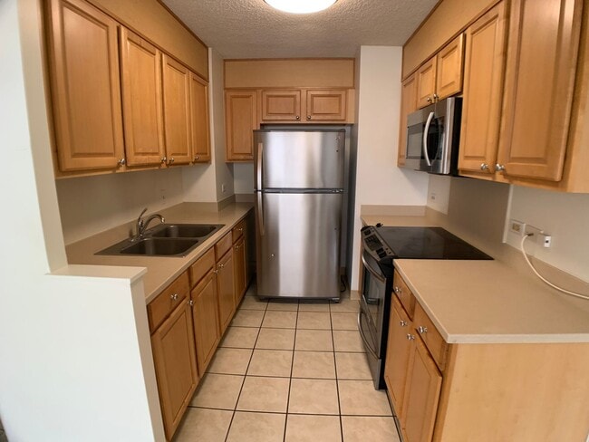 Building Photo - $2600, 2BR/2BA Salt Lake (Honolulu) -with A/C, 1 assigned parking
