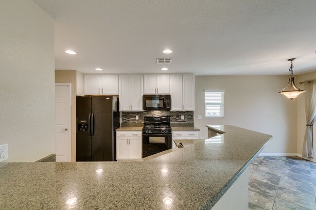 Building Photo - GORGEOUS HOME WITH TONS OF UPGRADES*MOUNTA...