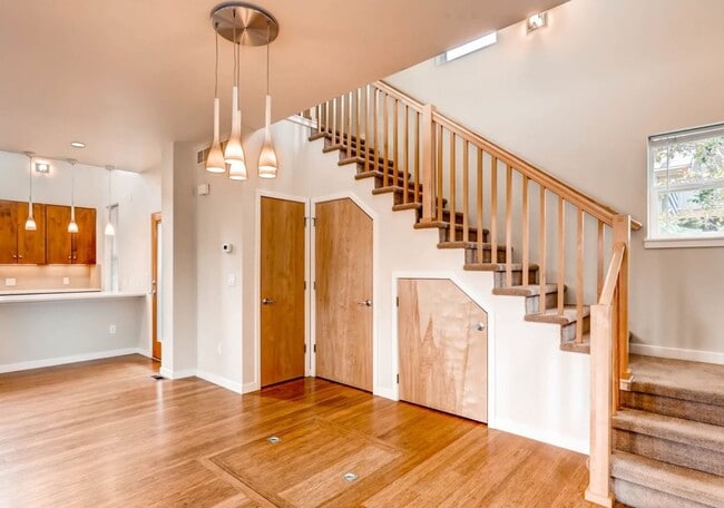 Building Photo - 1 bed 1.5 bath Stand Alone Townhome. Rent Discount - $2,750 Rent to July 31 2026. $2,995 Rent Sta...