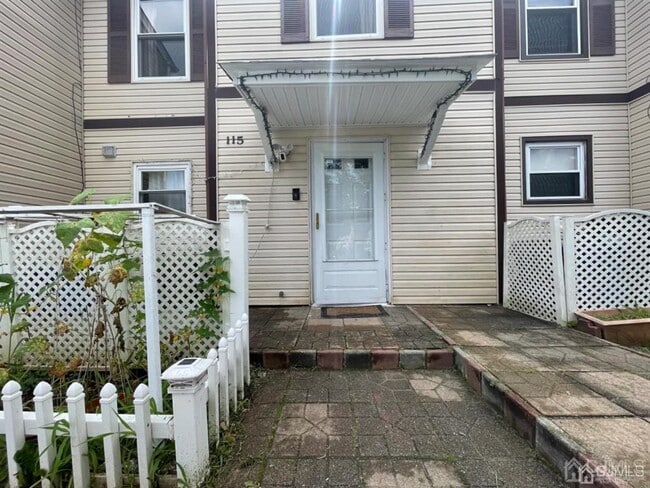 Building Photo - 115 Redbud Rd