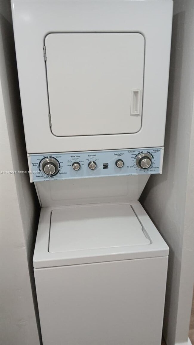 Building Photo - 8820 Fontainebleau Blvd