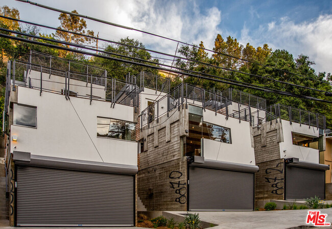 Building Photo - 8872 Wonderland Ave
