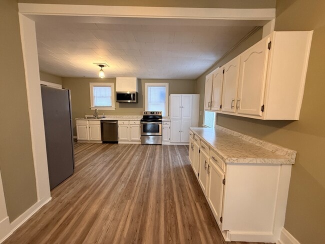 Building Photo - 6 W 30th St