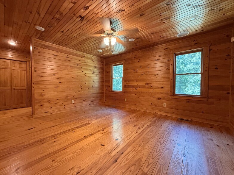 Building Photo - 303 Pine Ln