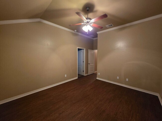 Building Photo - Beautiful 3 Bed, 2 Bath Duplex in Clear Creek Area - Viewable Now