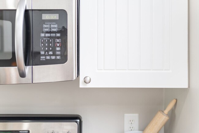 Building Photo - 3 Bedroom Flat, End unit Apartment - Available at Woodlands with $500 deposit. Ask your leasing a...