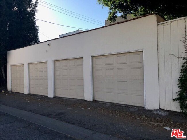 Building Photo - 1134 S Hayworth Ave