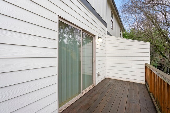 Building Photo - 3BR/2.5 Bath Townhome