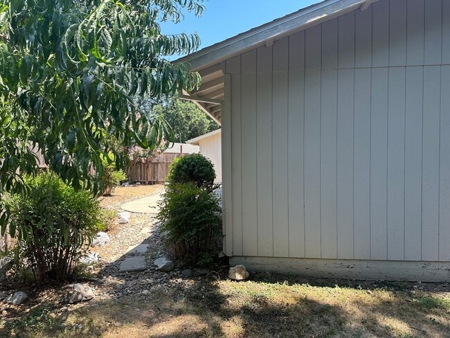 Building Photo - Well maintained home in desirable neighbor...
