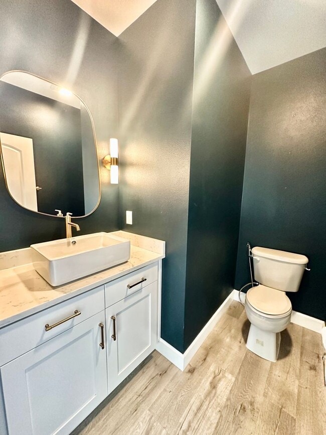 Building Photo - Modern 3 bedroom, 2.5 bathroom Townhome in Mapleleaf!