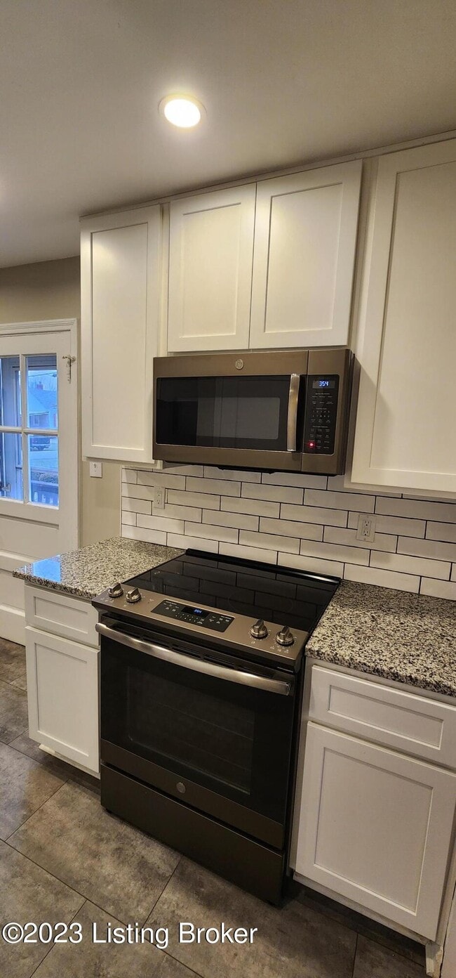 Building Photo - 208 Colonial Dr