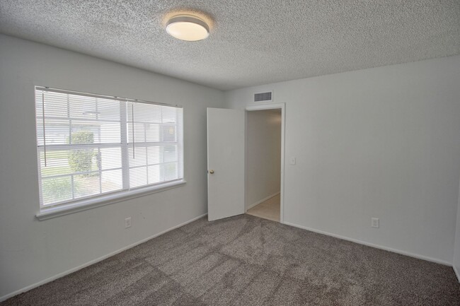 Building Photo - 1300 E Muriel St