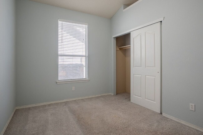 Building Photo - "Charming 4-Bed Oasis with 3 Full Baths on Twin Leaf Drive in El Paso, TX!"