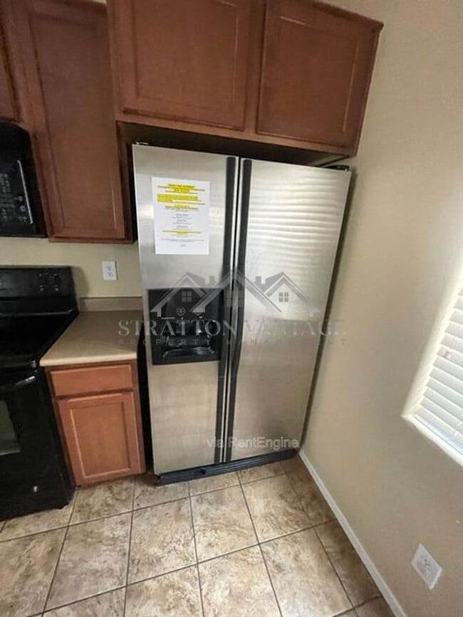 Building Photo - 4685 E Laurel Ave