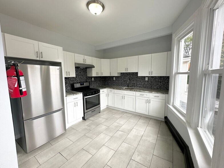 Building Photo - 44 Chestnut St