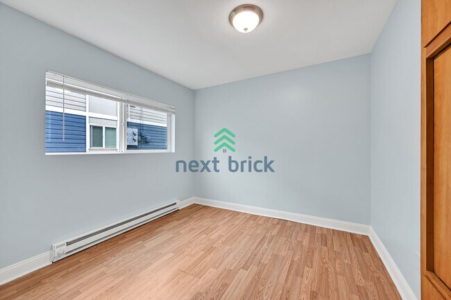 Building Photo - 4 BED & 2 BATH DUPLEX FOR RENT