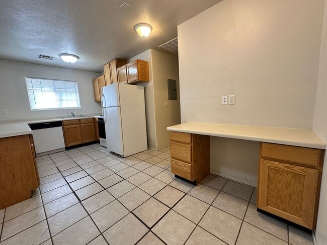 Building Photo - 2 bedroom, 2 bath apartment