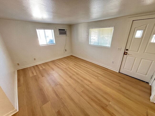 Building Photo - Charming 2Bed/1Bath apartment W/ Private front yard w/ porch and oversized backyard in Henderson