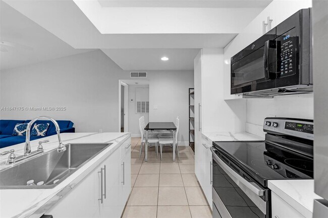 Building Photo - 10441 SW 156th Ct