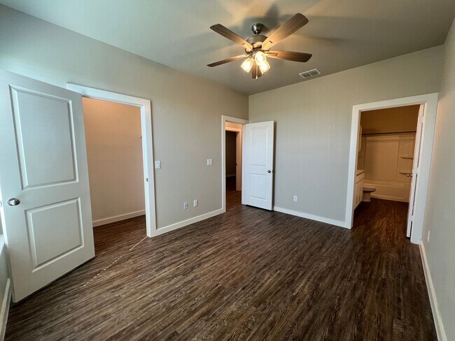 Building Photo - Stylish and Modern 3-Bedroom Duplex for Re...