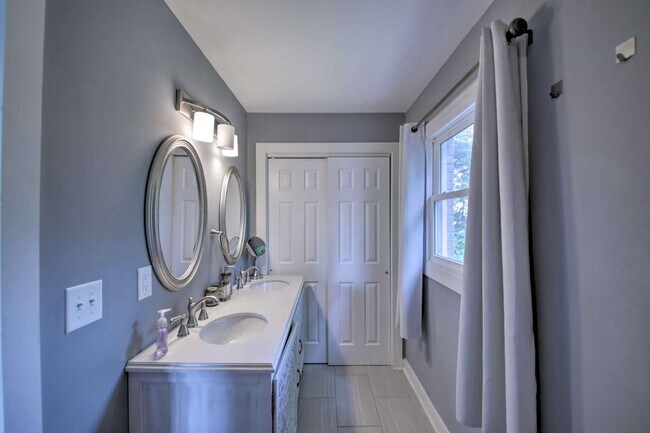 Building Photo - 6447 S Franklin Rd