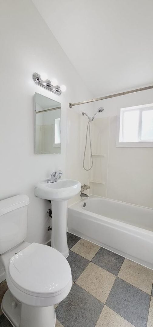 Building Photo - Absolutely Gorgeous 3 bd, 1 ba House locat...