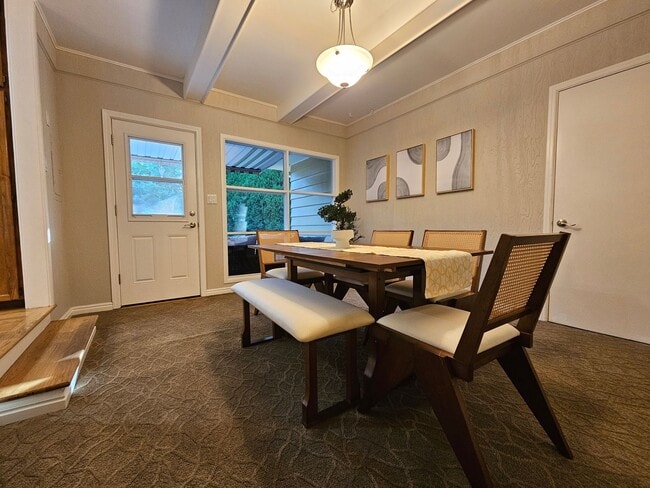 Building Photo - Fully Furnished Mid Century Charmer- month to month/midterm/short term, 3 bedrooms, highly desira...