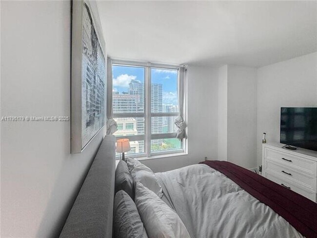Building Photo - 950 Brickell Bay Dr