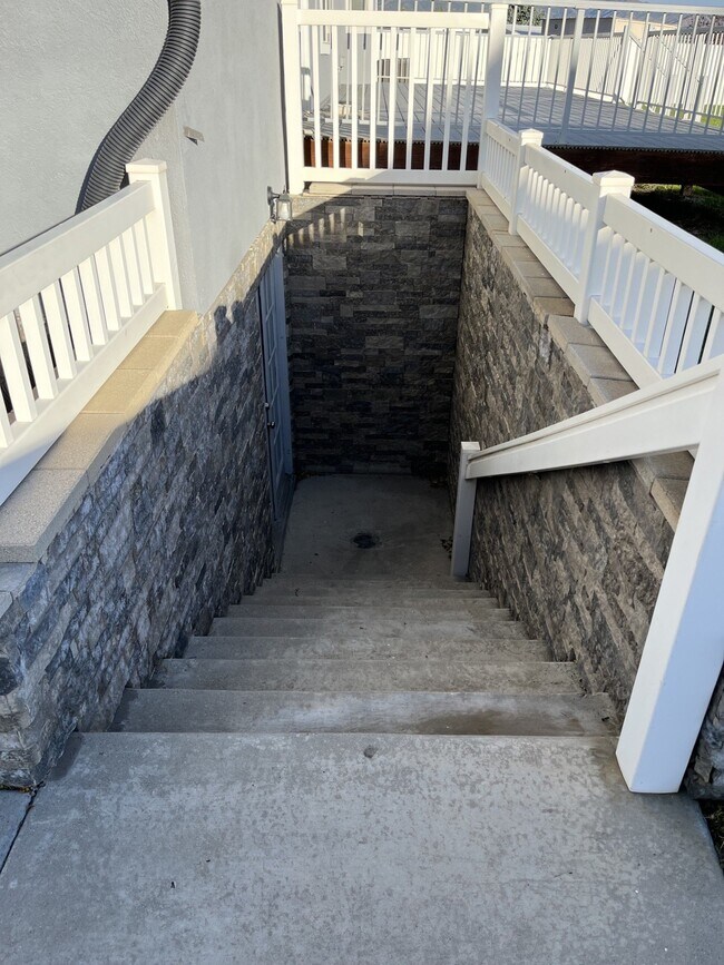 Building Photo - 1517 Falcon Ln
