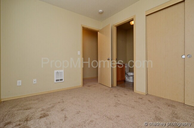 Building Photo - Spacious SE Portland 3 Bedroom Townhouse In Powellhurst-Gilbert Neighborhood