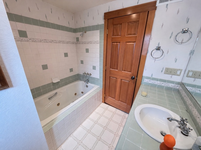 Building Photo - Beautiful 4 Bed, 2 Bath Single Family Home 2 Attached Car Garage and Laundry In Unit!