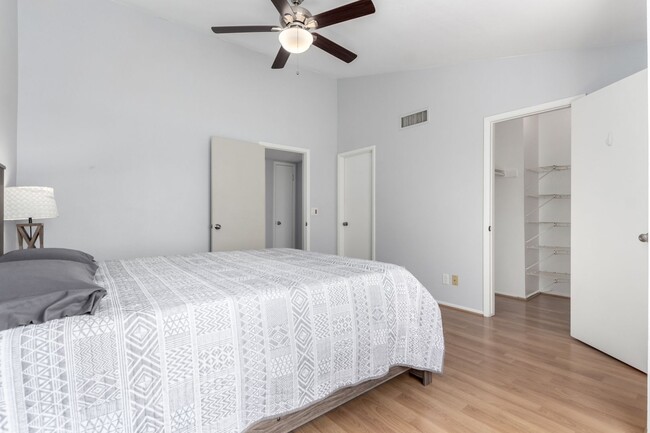 Building Photo - Scottsdale Condo