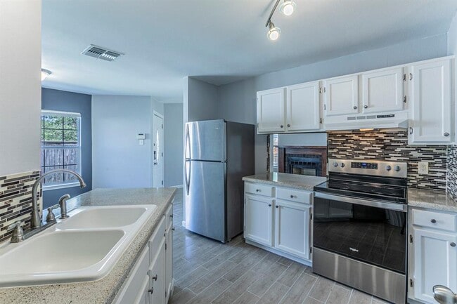 Building Photo - 9411 Valley Moss