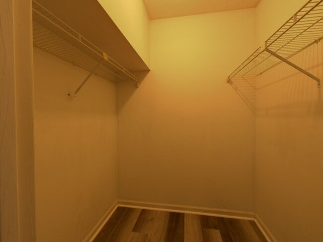 Building Photo - Beautiful 2 Bedroom 2 Bathroom Townhome Lo...
