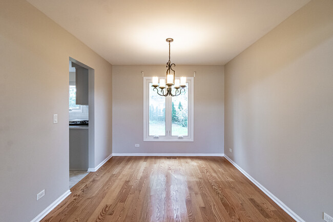 Building Photo - 690 Greenview Ln
