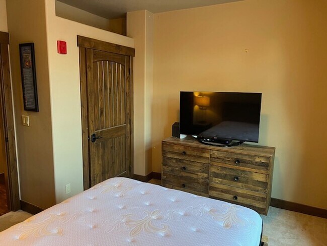 Building Photo - Unfurnished 2 bedroom in Frisco. Walk to Main Street! Garage and private Hot tub!