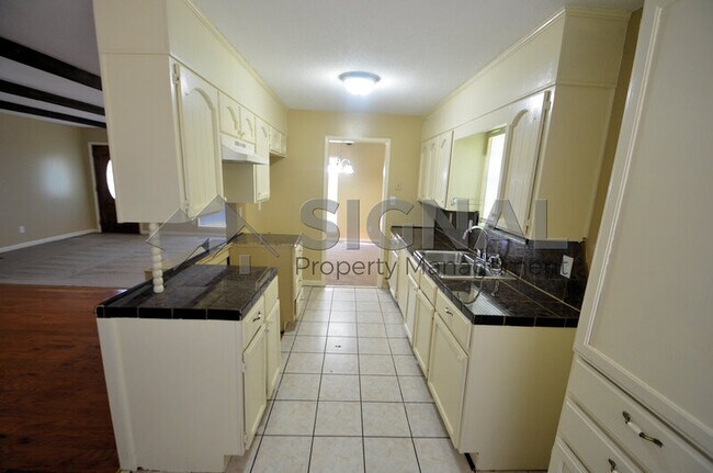 Building Photo - 4001 6th Ave