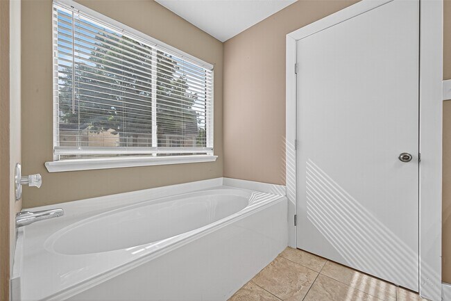 Building Photo - 15859 E Park Ct