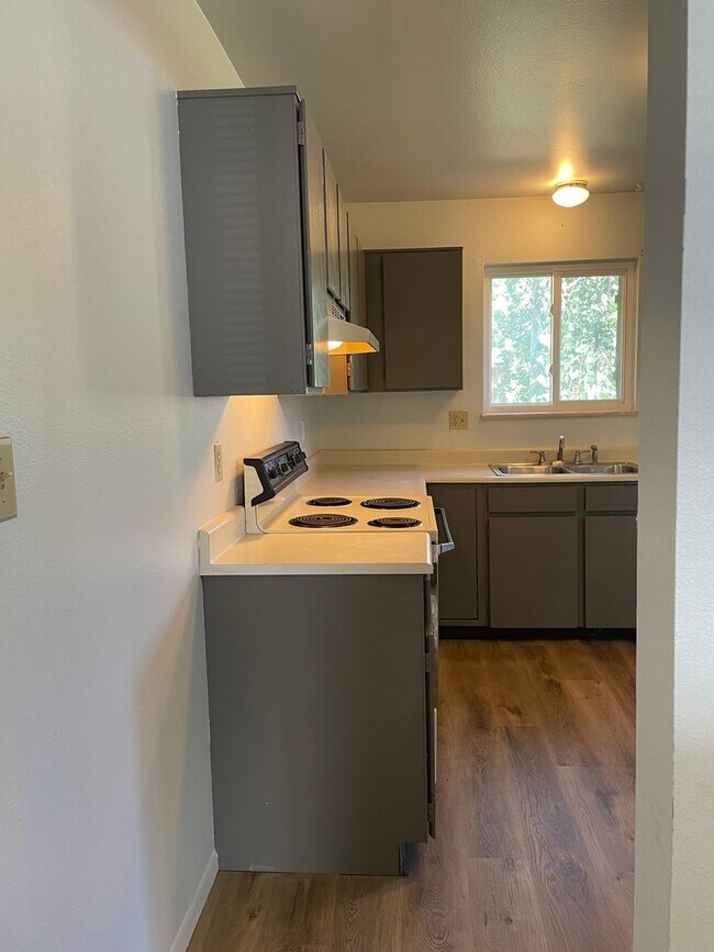 Building Photo - 2143 Ryeland Ln