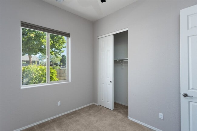 Building Photo - 4077 N Aberdeen Ave