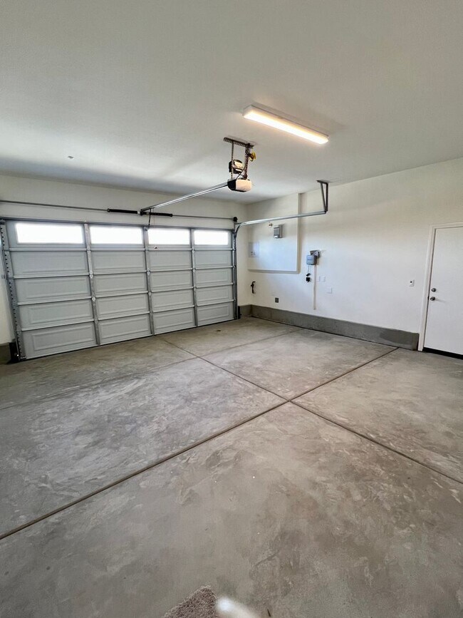 Building Photo - Recently built SINGLE STORY 4 bed, 2 bath, plus office - Riverside