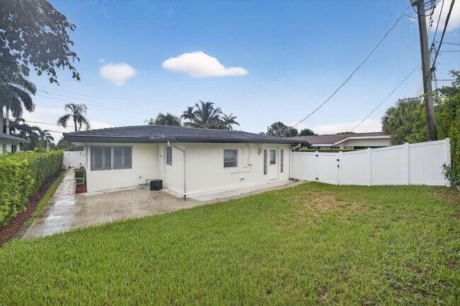 Building Photo - 4442 Sea Grape Dr