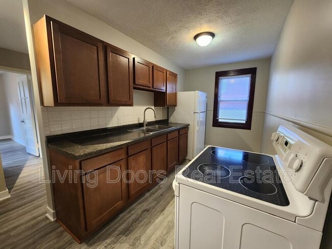 Building Photo - 348 S 38th St