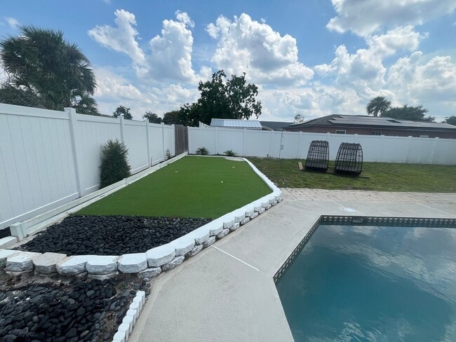 Building Photo - 5119 Ferncrest Dr