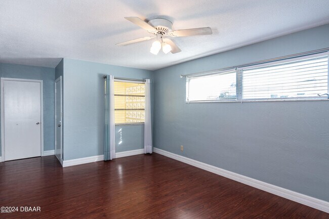 Building Photo - 136 Valencia Dr