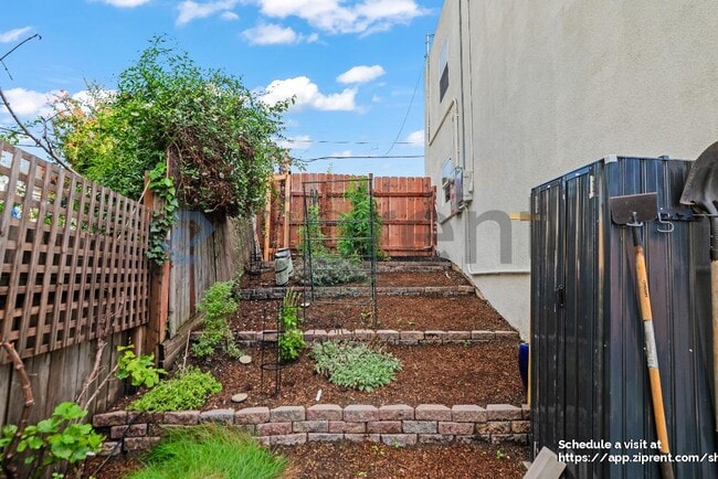 Building Photo - 3473 Birdsall Ave