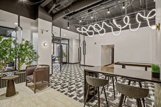 Building Photo - 1211 N La Salle Dr