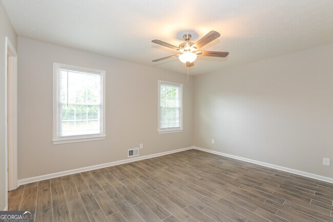 Building Photo - 2974 Landmark Dr SE