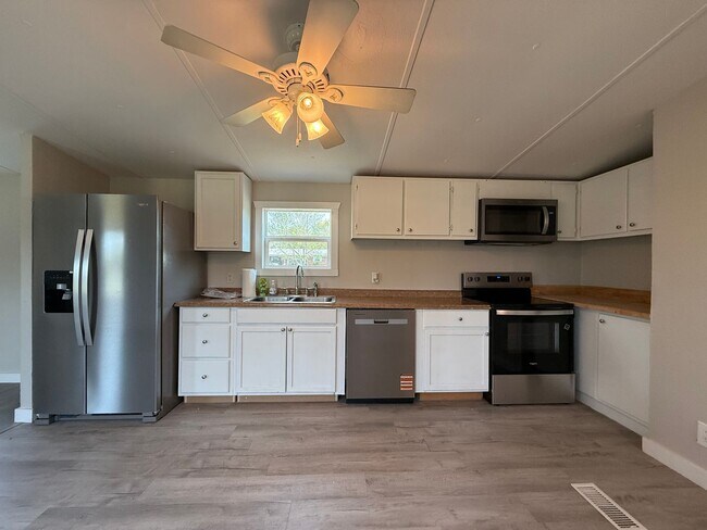 Building Photo - 3 Bedroom 2 Bathroom Mobile Home Located in Mosheim, TN