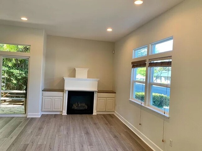 Building Photo - Beautiful 2 Level Home !!